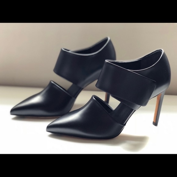 VINCE CAPRI BLACK LEATHER WITH VELCRO PUMPS - Picture 2 of 8